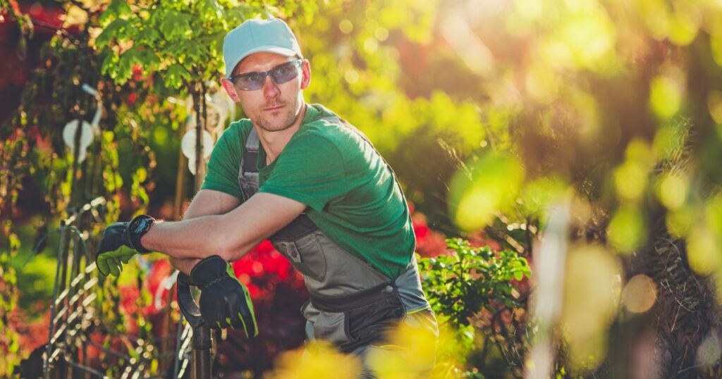 How Much Does a Landscaper Owner Make? 6 how much does a landscaper owner make