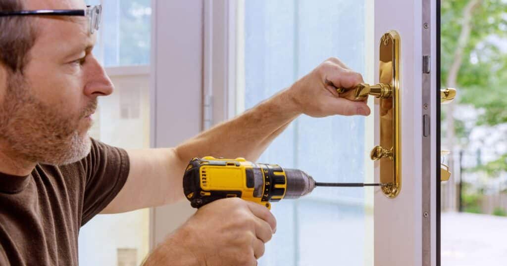 how much does a locksmith make